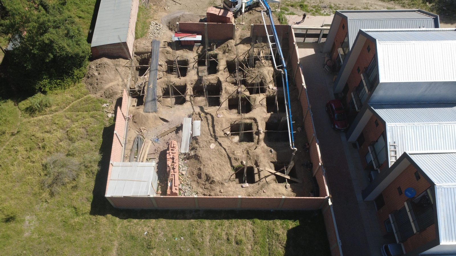 Vista cenital de las zapatas y columnas en obra