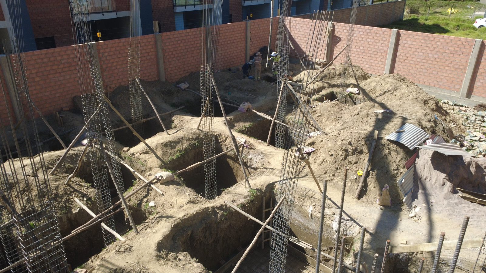 Excavación y fierro de los cimientos